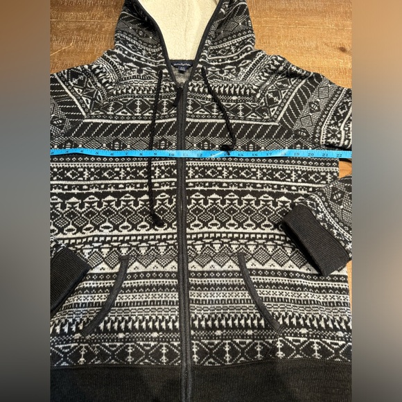 American Eagle Knit Black & White Aztec
Print Zip Up hoodie - Picture 9 of 9